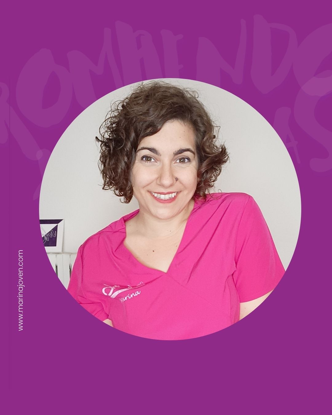 Foto Marina con uniforme rosa y logo en blanco