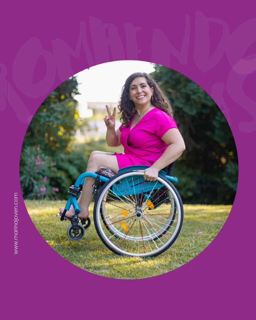 Marina sentada en Dory, su silla de ruedas en un parque